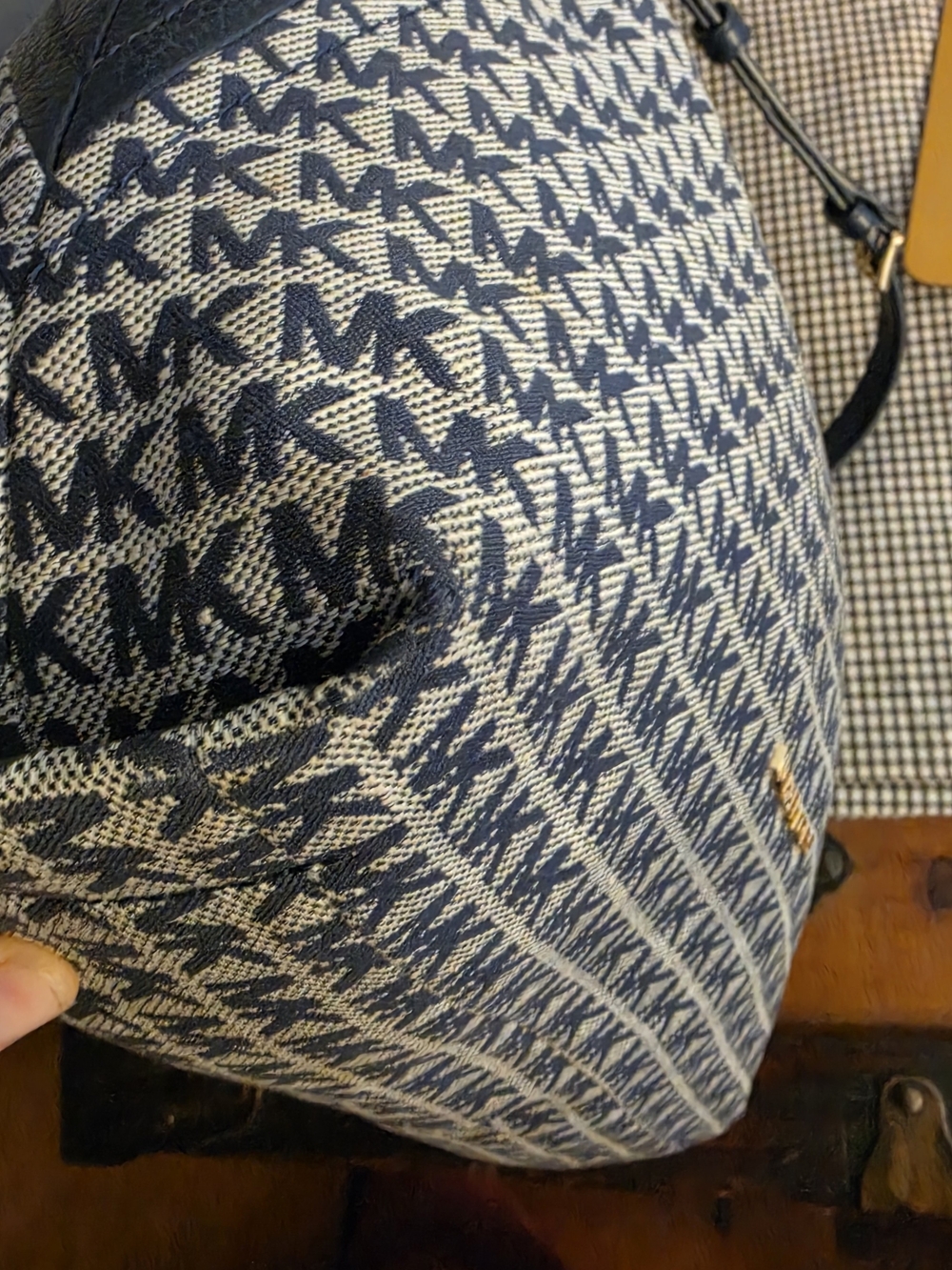 Michael Kors Aria Large Signature Logo Shoulder Bag - Navy / Ivory Multi - Picture 8 of 12